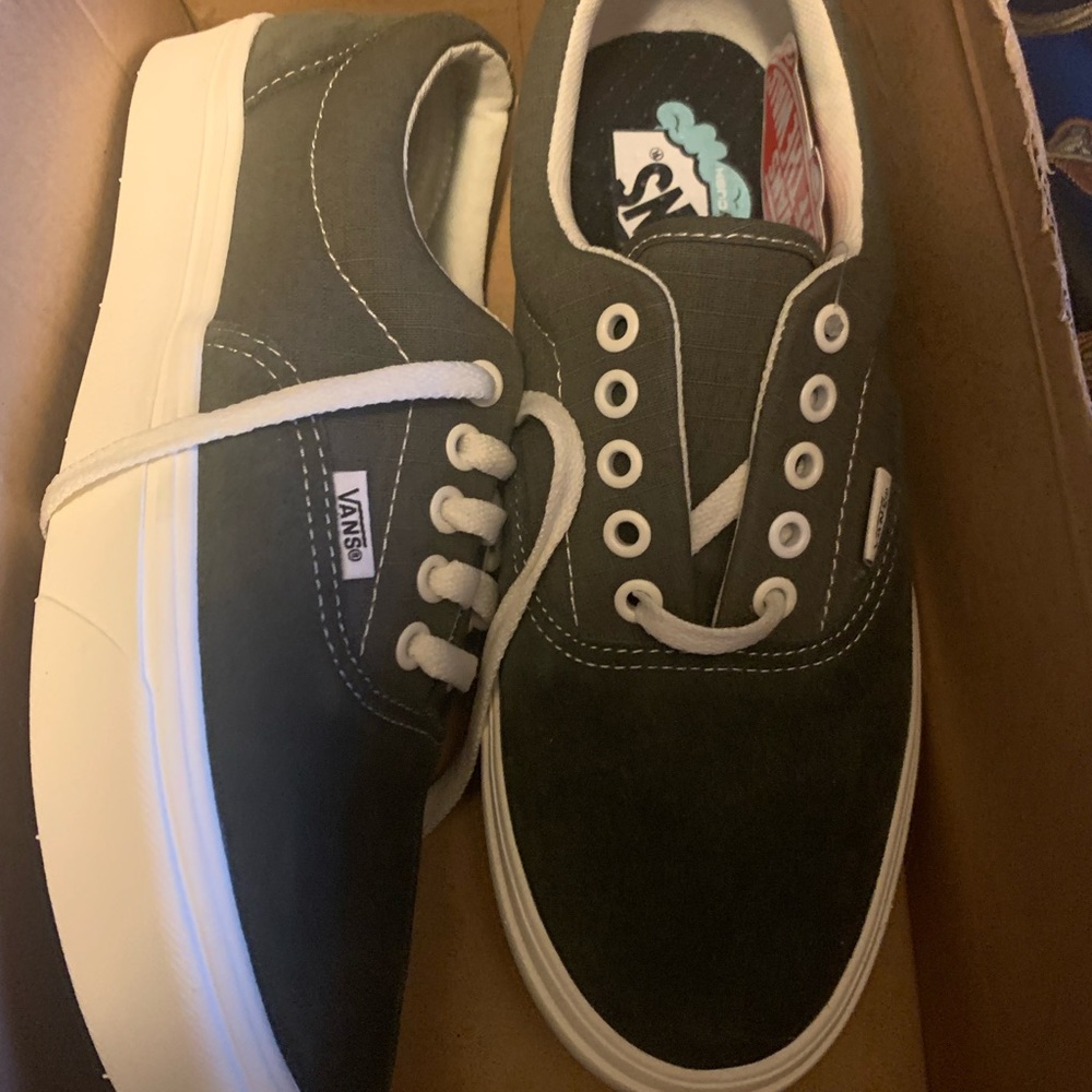 Comfy Vans - Authentic Off The Wall - size 9